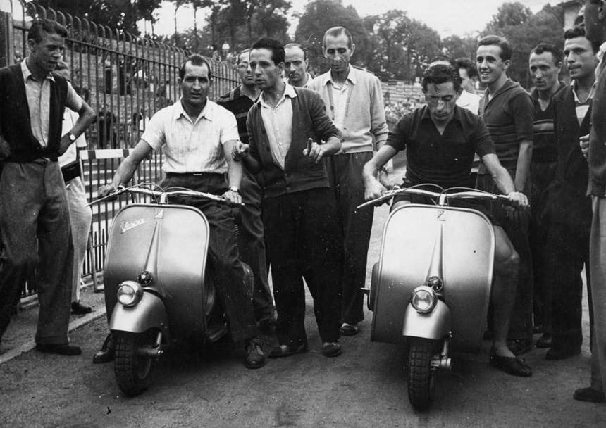 Coppi e Bartali sulla Vespa prodotta dalla Piaggio a partire dall&#39;aprile 1946. La Gazzetta dello Sport present il nuovo 